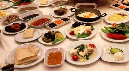 Una mesa con muchos platos de comida encima. en Golden Sail Hotel Old City, en Estambul