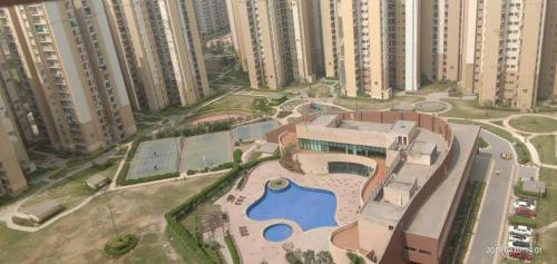 una vista aérea de un edificio con piscina en Luxurious Entire Suites/Studio Apt nearDelhi Noida, en Noida