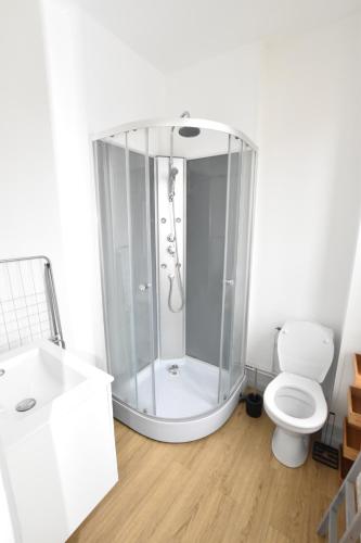 une salle de bain blanche avec douche et toilettes dans l'établissement Studio proche plages et commerces, à Dunkerque
