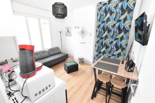 un salon avec une table et un canapé dans l'établissement Studio proche plages et commerces, à Dunkerque