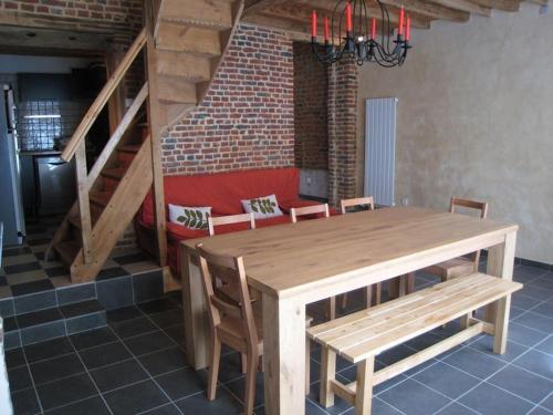 comedor con mesa de madera y sillas en Gite de Flandre, en Cassel