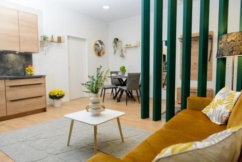 uma sala de estar com um sofá e uma mesa em La Vienna Suites - Apartments Hauptbahnhof em Viena