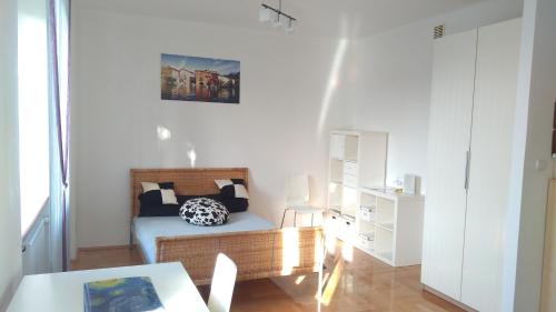 ein kleines Schlafzimmer mit einem Bett und einem Tisch in der Unterkunft apartament Hallera Square Warsaw 27m2 in Warschau