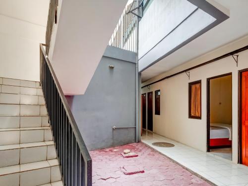 un couloir vide avec un escalier dans un bâtiment dans l'établissement OYO 3878 Graha Hsc Syariah, à Depok