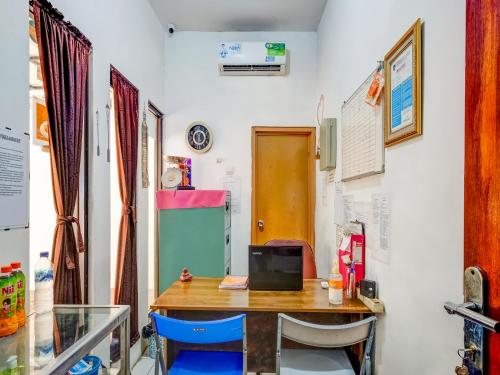 um quarto com uma secretária e um computador em OYO 3878 Graha Hsc Syariah em Depok