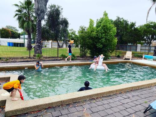 Πισίνα στο ή κοντά στο Berrigan Motel