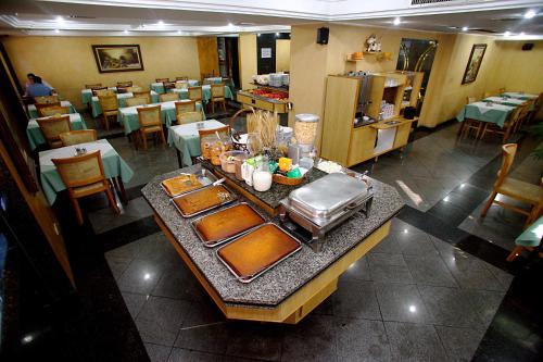 Hotel Columbia tesisinde bir restoran veya yemek mekanı