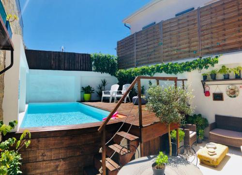 una pequeña piscina en un patio trasero con terraza en Boreal Porto Gaia - Patio & Pool, en Vila Nova de Gaia