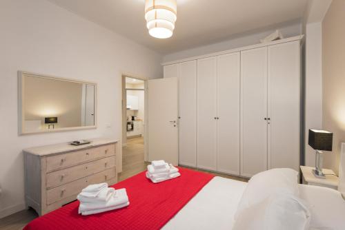 - une chambre avec un grand lit blanc et une couverture rouge dans l'établissement FLATS4RENT DIMORA DEL VIANDANTE, à Vérone