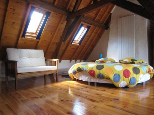 1 dormitorio con cama, sofá y ventanas en Gite de Flandre, en Cassel