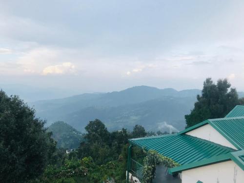 Φωτογραφία από το άλμπουμ του Hostie Casa Belle Vue - Private 3BHK Mountain Chalet with Breathtaking Himalayan views σε Sunāri
