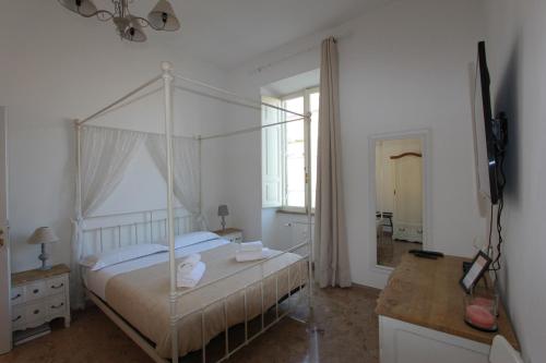 sypialnia z łóżkiem z baldachimem i lustrem w obiekcie Art Atelier San Pietro w Rzymie