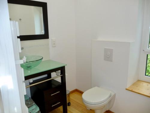 uma casa de banho com um WC e um lavatório em La Miellerie em Lannion