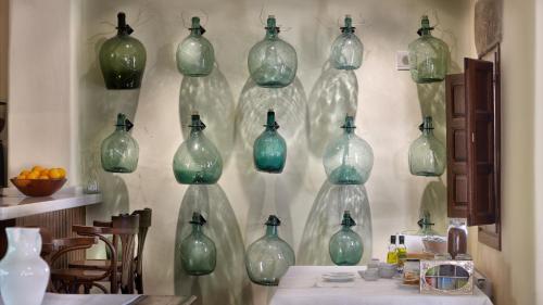 Un mucchio di vasi di vetro su un muro. di Hotel Ibarra Zalla a Llantada