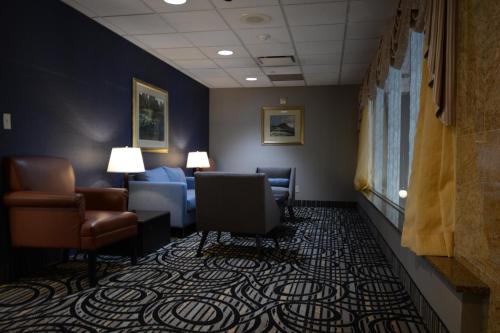Posezení v ubytování Holiday Inn Hazlet by IHG