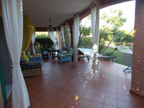 eine abgeschirmte Veranda mit einem Tisch und Stühlen in der Unterkunft Apartment Villa Luna in Magazzini