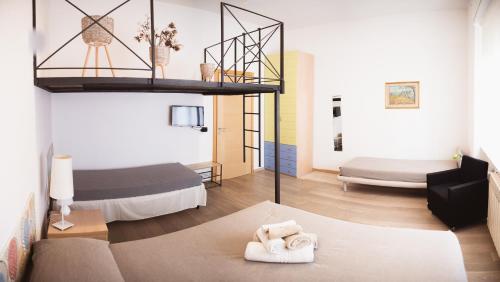 uma sala de estar com 2 camas e um loft em Accogliente Casa Livorno em Livorno