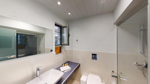 een badkamer met een wastafel en een spiegel bij VIP APARTMENTS in Kástro Tornéze