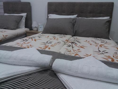 Una cama o camas en una habitación de Apartments Karić Aerodrom Tuzla