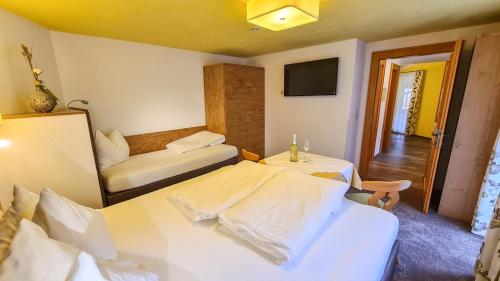 a hotel room with a bed and a tv at Apart Marlen in Ischgl