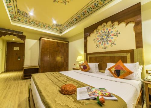 Una cama o camas en una habitación de Chokhi Dhani The Palace Hotel