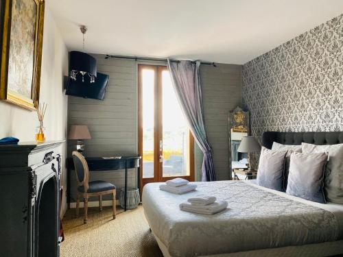 Hôtel Bien-Être Aux Cyprès de Marquay tesisinde bir odada yatak veya yataklar