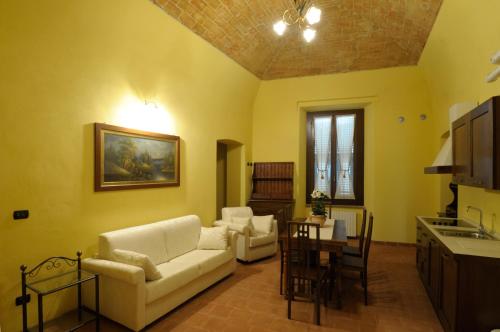 een woonkamer met een bank en een tafel bij Palazzo Centro Alloggi Vacanza in Nizza Monferrato