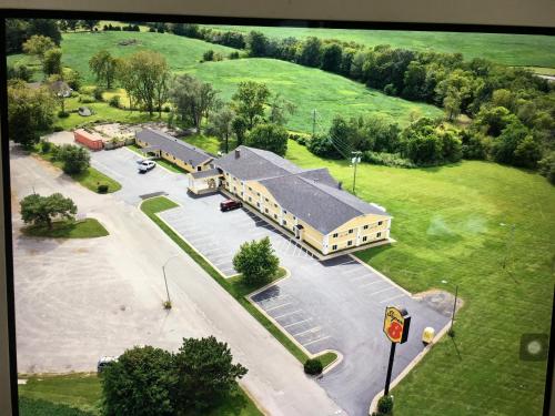 Super 8 by Wyndham Higginsville – Photos 3