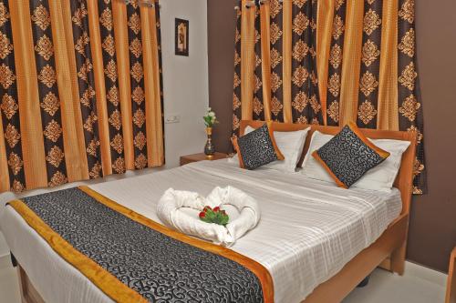 ein Schlafzimmer mit einem Bett mit Handtüchern darauf in der Unterkunft Kumaran Kudil - New Family Home Stay VL Bodinayakkanur, Theni in Bodināyakkanūr