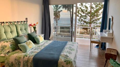 Een bed of bedden in een kamer bij Amazing beach views Tenerife