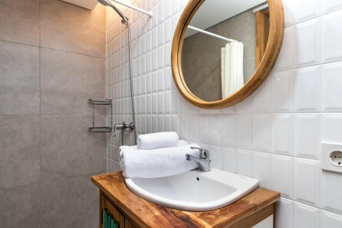 a bathroom with a sink and a mirror at Ruang Tekuni in Legian