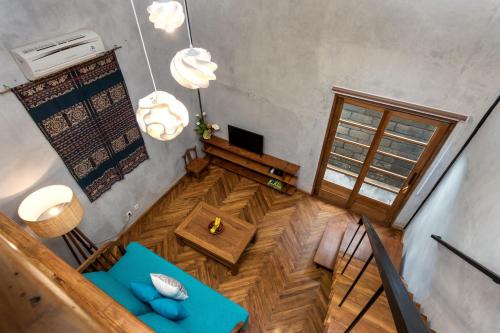 an overhead view of a living room with a blue couch at Ruang Tekuni in Legian
