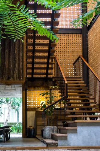 a staircase in a building with a stair case at Ruang Tekuni in Legian