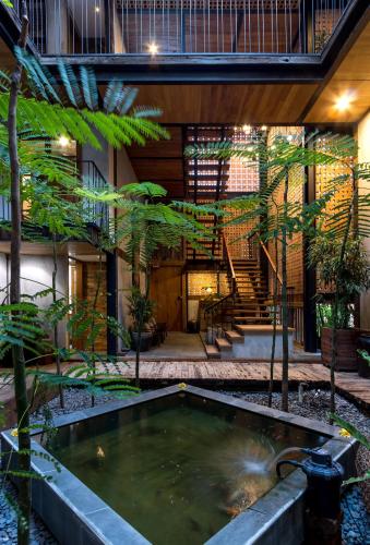 a pool of water in the middle of a building at Ruang Tekuni in Legian