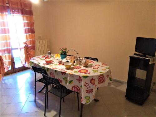 een tafel met een bloemetjesdoek erop bij CasaSylvia in Cassano delle Murge