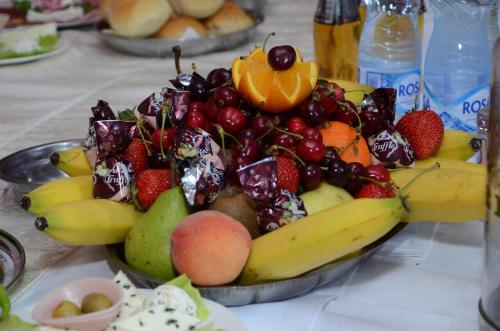 a bunch of fruit in a bowl on a table at Garni hotel Mali predah - novi deo in Knjazevac.