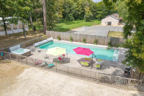 une vue aérienne d'une piscine avec des parasols dans l'établissement Château de Baillant - Futuroscope, à Vendeuvre-du-Poitou