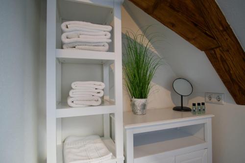 a bathroom with white towels in a room at Bärengasse Apartments in Freinsheim