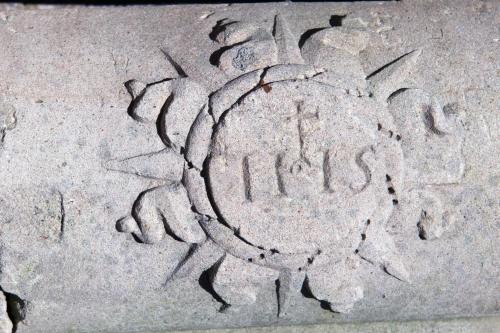 a stone with the wordiris written on it at Palazzo Boscareto - suites di charme in centro storico - garage moto, box bici in Corinaldo