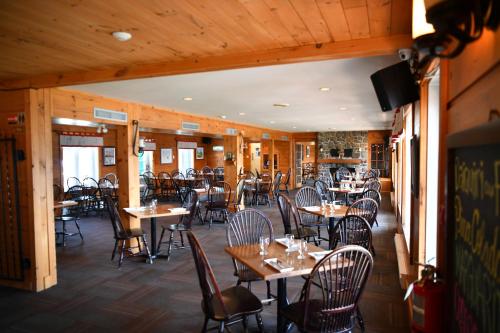 Pourvoirie du Lac Blanc tesisinde bir restoran veya yemek mekanı