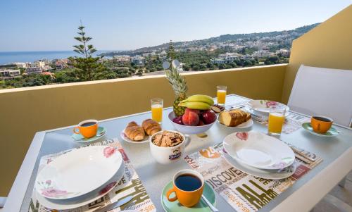 un tavolo con prodotti per la colazione su un balcone con vista di Casa di Halepa a Chania