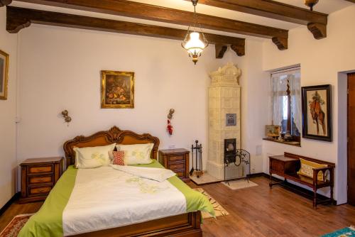 Ένα ή περισσότερα κρεβάτια σε δωμάτιο στο Pensiunea Curtea lui Toader