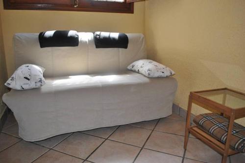 Sofá blanco en una habitación con mesa en Estudio 2-4 personas en Vielha-Baqueira, en Vielha