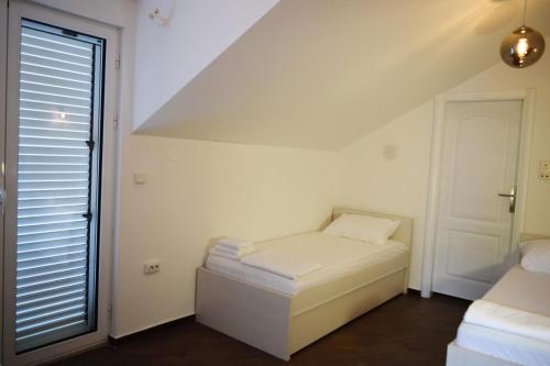 Postel nebo postele na pokoji v ubytování Apartmani BOBO