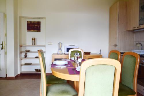 Kuchyň nebo kuchyňský kout v ubytování Apartmani BOBO