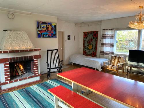 a living room with a fireplace and a couch at Tilava huoneisto puutarhanäkymällä in Kankaanpää