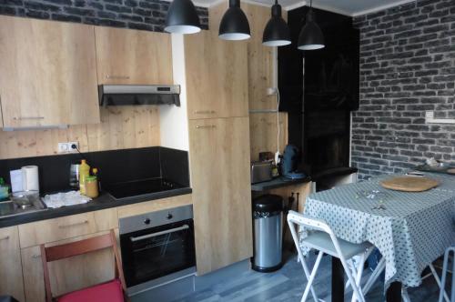 - une cuisine avec une table, une table et des chaises dans l'établissement Le Repos - parking privatif, à Étretat