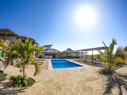 - une piscine dans un complexe avec des palmiers dans l'établissement Villa Mia Boutique, à Organos