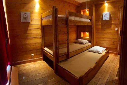 - une chambre avec 2 lits superposés dans une cabine dans l'établissement Appartement 5 pers. idéalement situé à Tignes le Lac, à Tignes