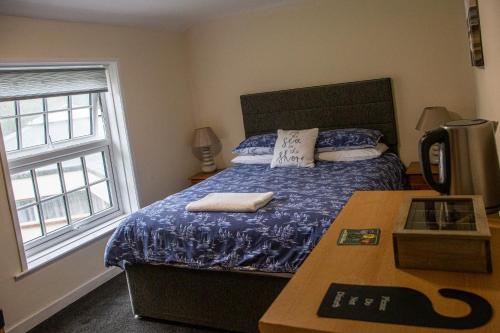 Llit o llits en una habitació de Sutton Staithe Hotel